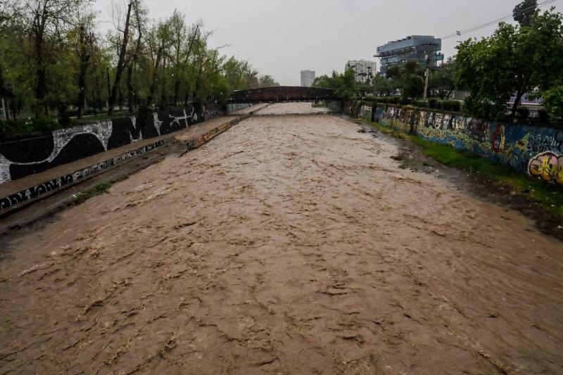 Agencia Uno - Aumento de caudal del río Mapocho en Santiago