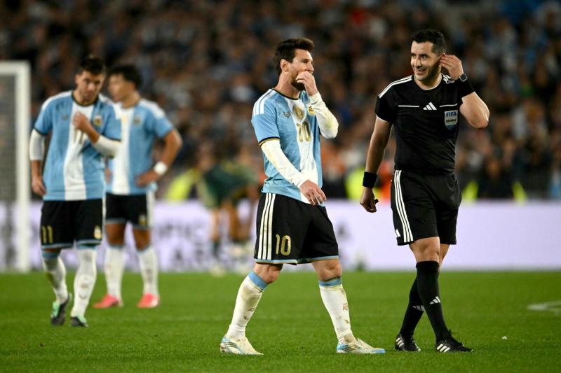 Fernando Vejar y Lionel Messi - AFP
