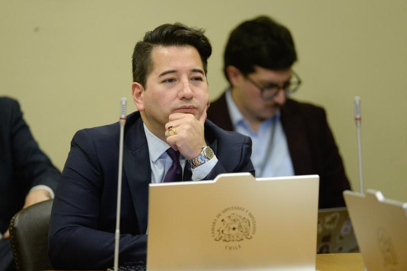 Agencia Uno - El diputado Olivares (PDG) criticó la posibilidad de que Michelle Bachelet vuelva a ser candidata presidencial