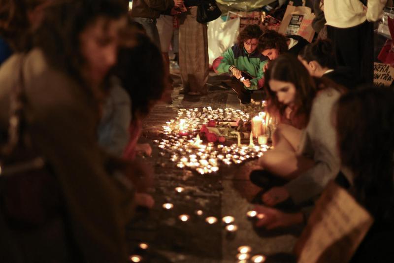 AFP - Encienden velas en Madrid en homenaje para Maricarmen