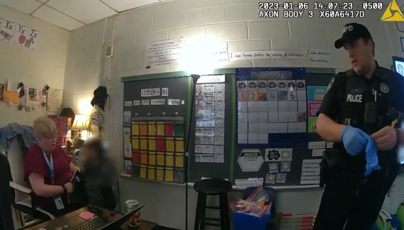 Departamento de Policía de Newport - Niño insultando a la policía