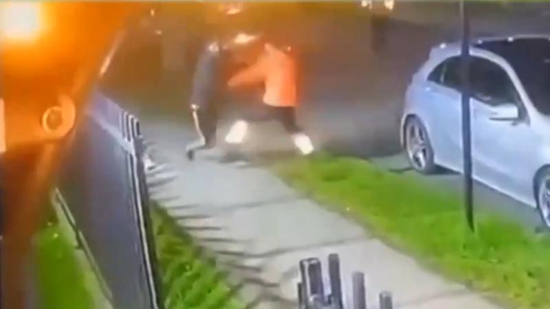 Teletrece Tarde - Recolectores de basura persiguen y golpean a dos sujetos en Temuco