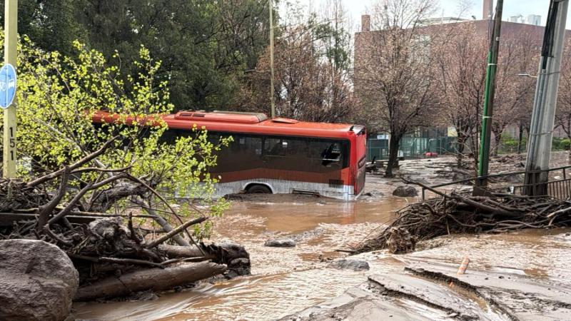 T13 - Micro atrapada por aluvión en Las Condes