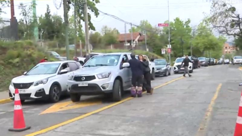 La explicación de automovilista que espera subir a Farellones - T13