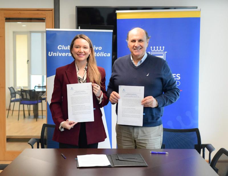 Convenio firmado entre la Municipalidad de Las Condes y el Club Deportivo Universidad Católica para la instalación de mallas dinámicas en terrenos del club.