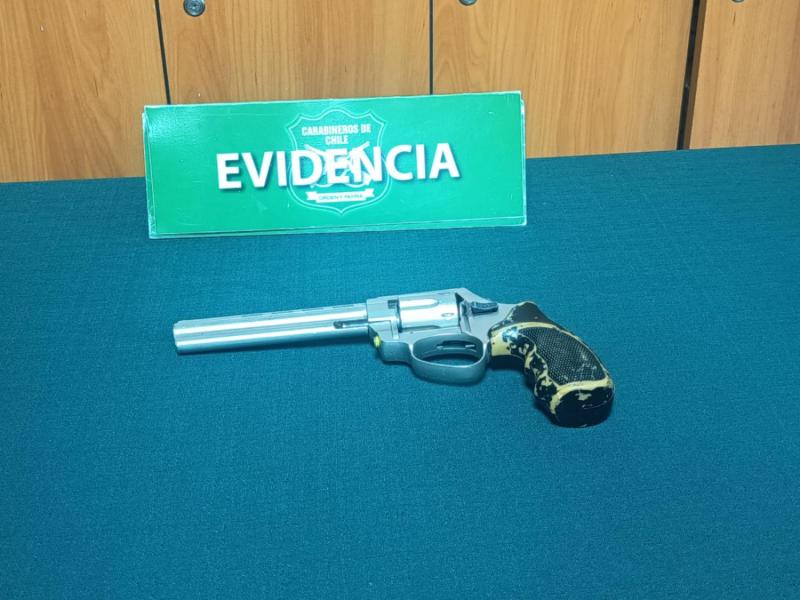Seis detenidos tras robar un auto en Ñuñoa: Golpearon al conductor y chocaron contra un bus