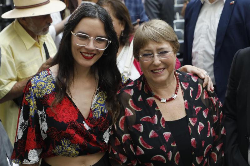 Camila Vallejo y Michelle Bachelet
