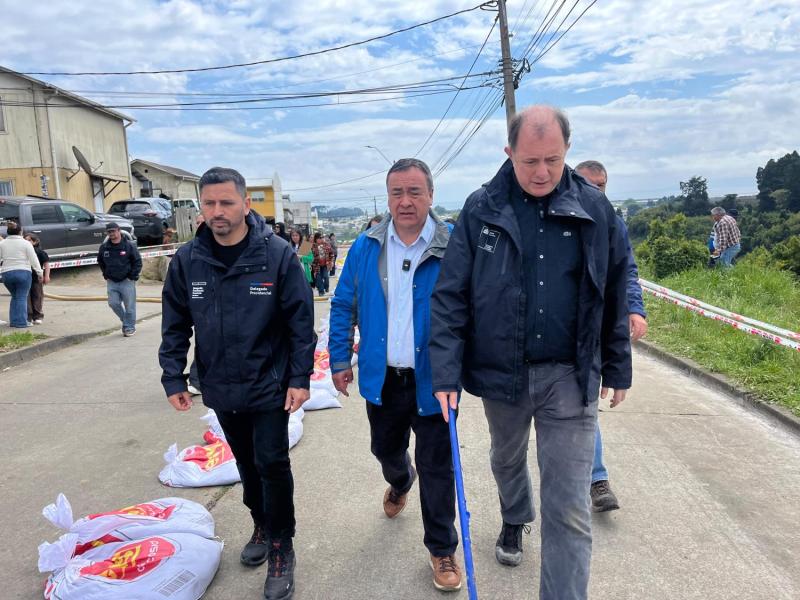 Minvu anuncia relocalización inmediata de 40 familias por grietas y socavones en Arauco