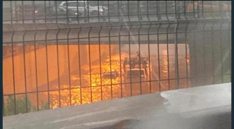 Reportan personas atrapadas en paso bajo nivel de Las Torres con Vespucio tras inundación por fuertes lluvias