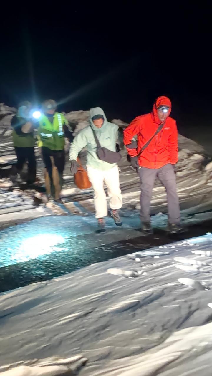 Pareja de argentinos quedó atrapada en su vehículo por intensa nieve en la cordillera: Carabineros logró rescatarlos