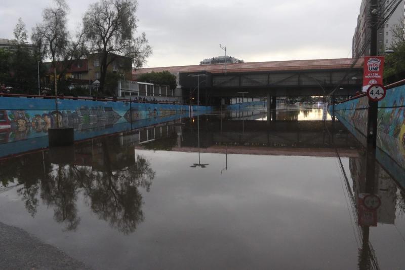 Agencia Uno - Tormenta en Santiago causó estragos en la capital el martes