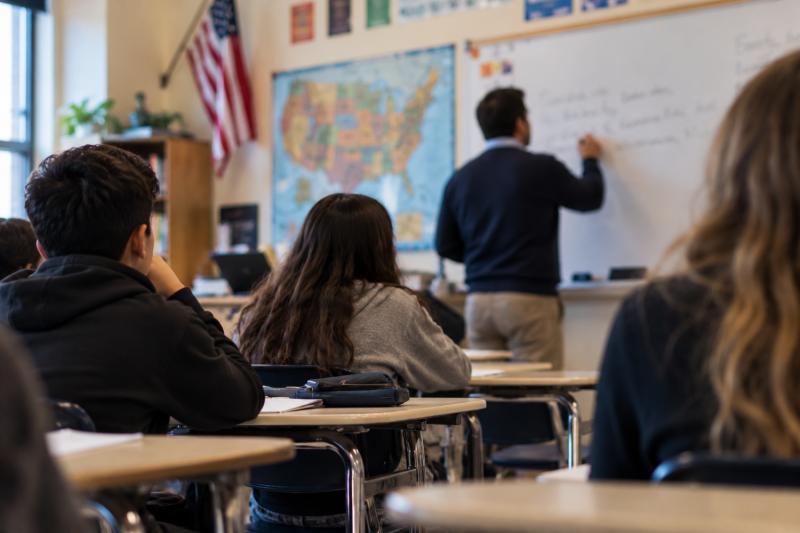 IA - Buscan profesores chilenos para trabajar en Estados Unidos: ofrecen sueldos de hasta US$70 mil al año y estos son los requisitos
