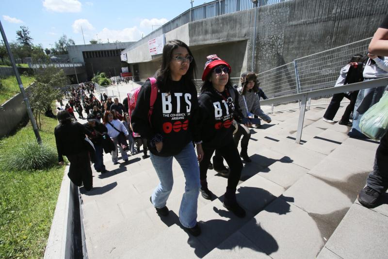 Aton - Parte de las Army que vieron a BTS en el Estadio Nacional