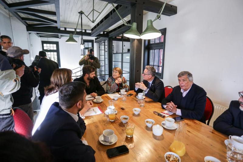 Bachelet asegura que "no estamos de candidatos" con Boric - Agencia Uno
