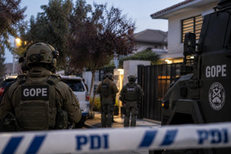 IA - GOPE encuentra muerto a hombre que permanecía parapetado con un arma al interior de una vivienda en Macul