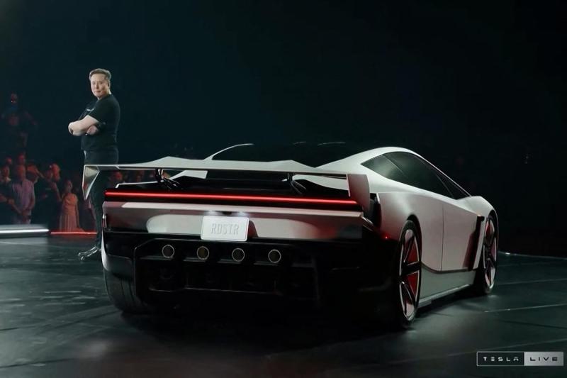 AFP - Elon Musk y el modelo volador de Tesla