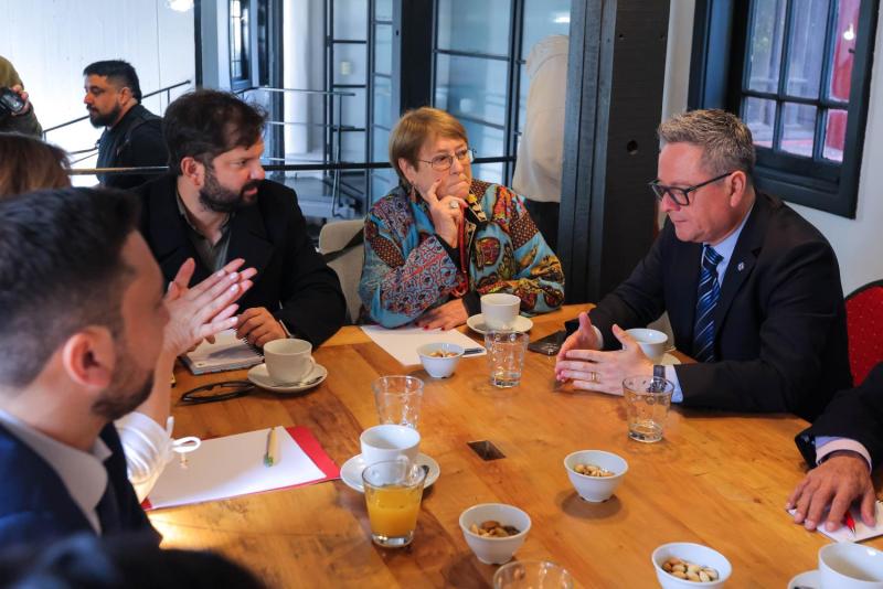 Aton - Bachelet y Boric durante reunión con líderes de la oposición