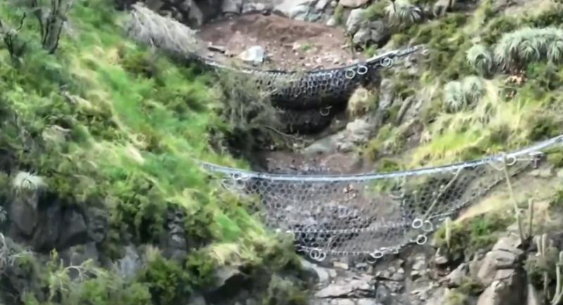 Cómo funcionan las mallas para evitar aluviones y el detalle clave de su mantención
