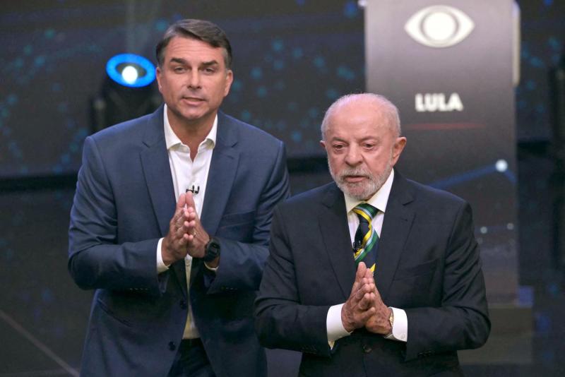 AFP - "Payaso", "corrupto": Lula y Flávio Bolsonaro se insultan en el primer debate electoral en Brasil