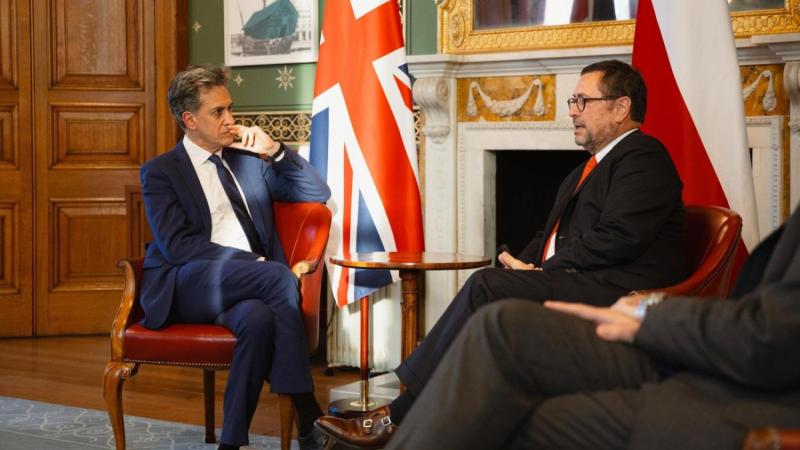 Ministro Pérez Mackenna se reunió con canciller del Reino Unido - Cancillería