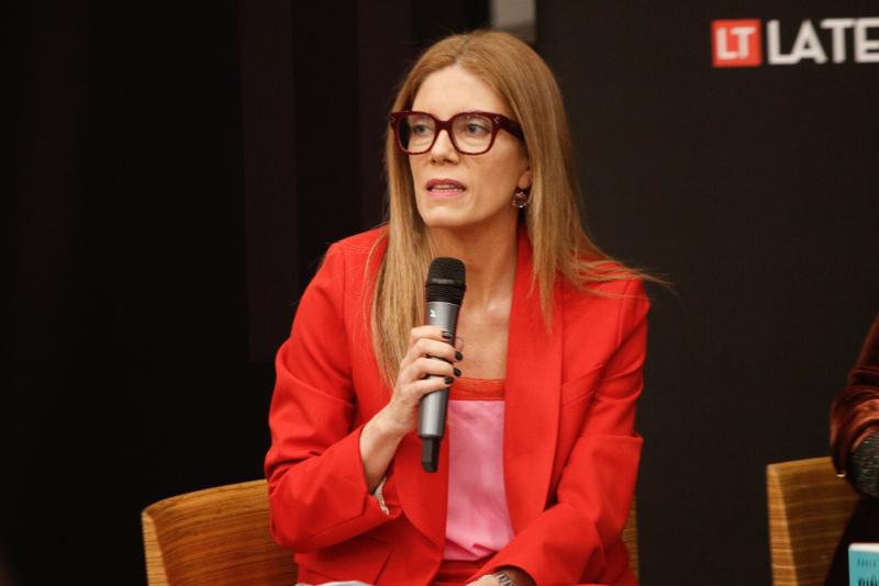 El hecho ocurrió cerca de la medianoche, cuando la comunicadora se desplazaba en su vehículo por la Autopista Central, específicamente en la salida hacia Costanera Norte en dirección al oriente.