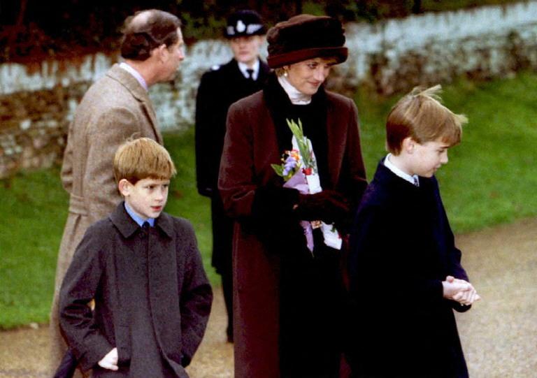 Harry y William junto a la Princesa Diana - AFP