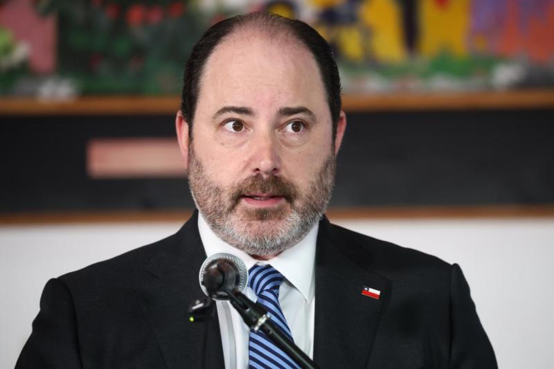 Ministro Rau hace un llamado a la "prudencia" tras caída del fondo E - Aton