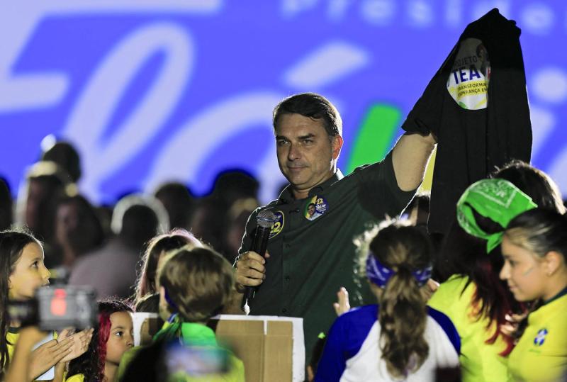 Flávio Bolsonaro se posiciona en las encuestas - AFP