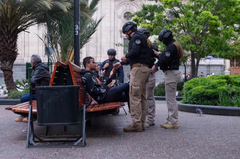 Agencia Uno - PDI realiza operativo de fiscalización migratoria en el centro de Santiago