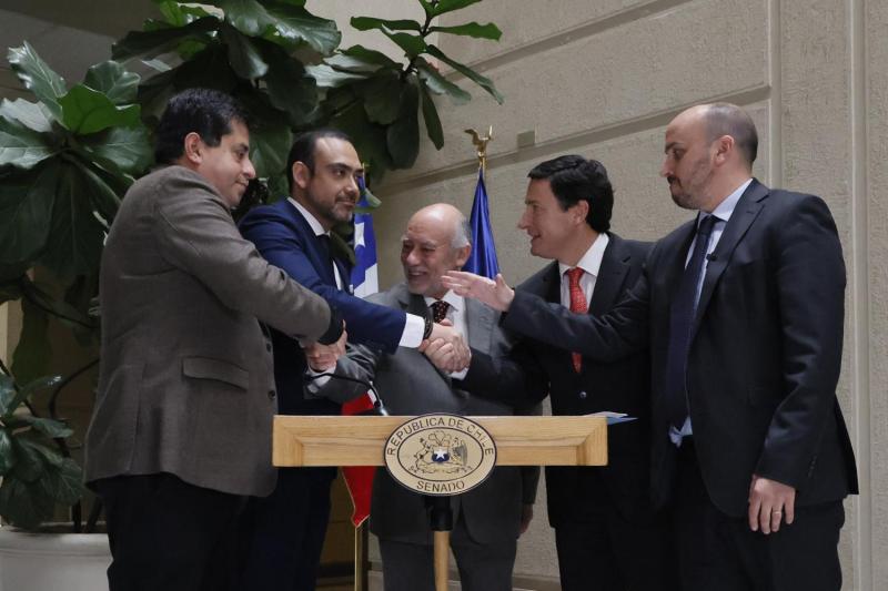 Pedro Araya firmó un acuerdo con Longton (RN), Squella (REP), Bianchi (IND) y Flores (DC) para impulsar una nueva reforma de seguridad pública. ATON.