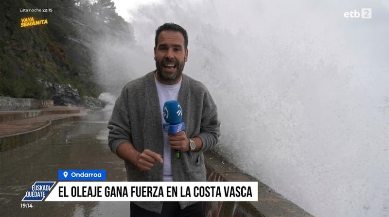 VIDEO | Periodista español y su camarógrafa fueron derribados por una ola en pleno despacho