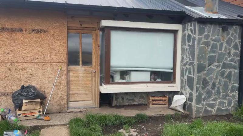Bioquímico de 71 años fue acusado de encerrar a su esposa y sus tres hijos en su casa en Argentina - Infoaguilares