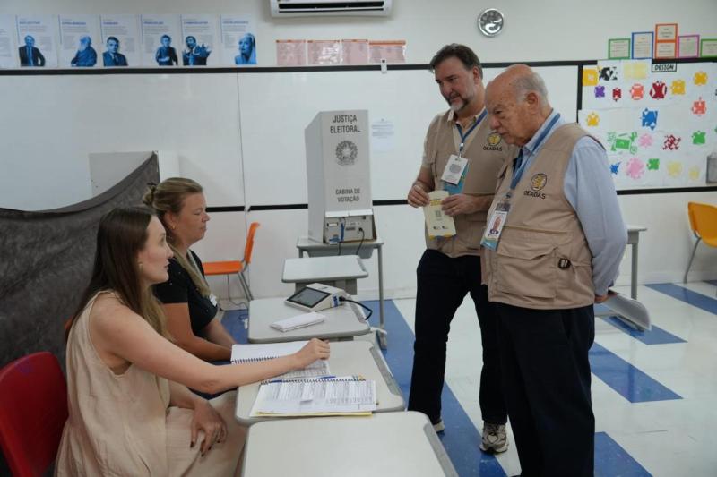 Insulza actúa como observador en las elecciones de Brasil