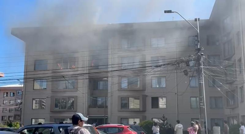 Incendio en Concepción: pareja de adultos mayores muere y fuego afecta a tres pisos de edificio