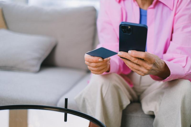 Pexels - Mujer debía entregarle tarjeta bancaria al estafador (referencial)