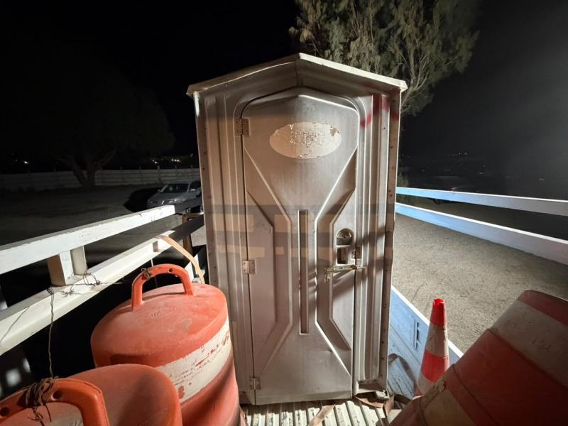 En un operativo inédito, la PDI encontró 131 kilos de droga al interior de un baño químico en el desierto.