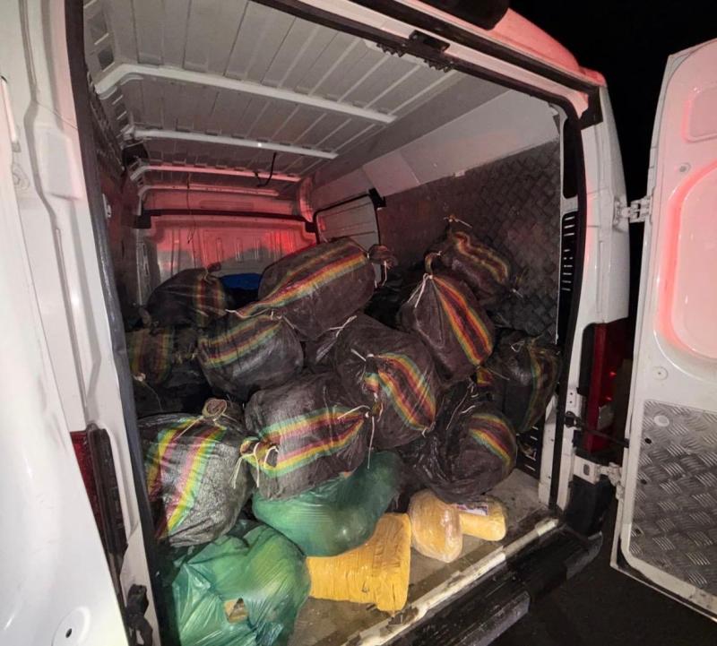 Este tipo de traslados es cada vez más común por parte de las bandas de narcotráfico: usar pequeños camiones con autos que van resguardando el trayecto.