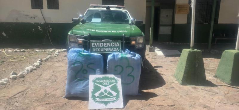 Los dos adolescentes bolivianos fueron detenidos por transportar estos sacos con droga.