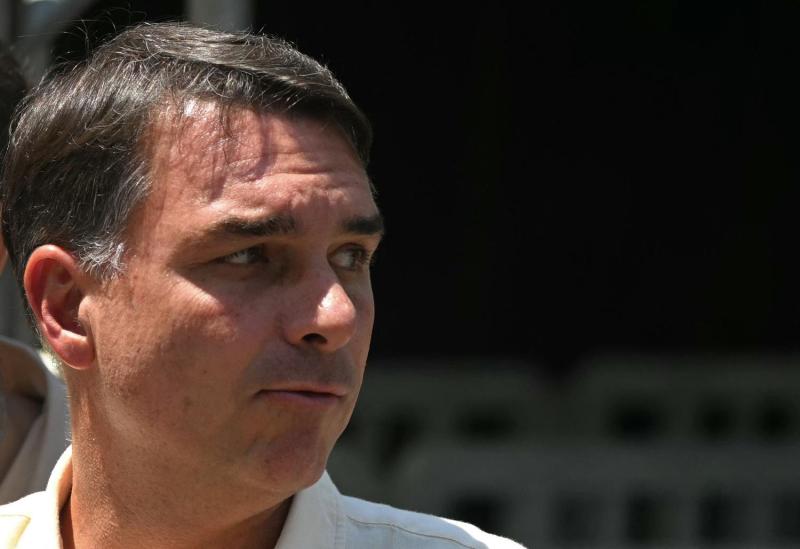AFP - Flávio Bolsonaro habría abandonado Brasil tras perder la elección presidencial