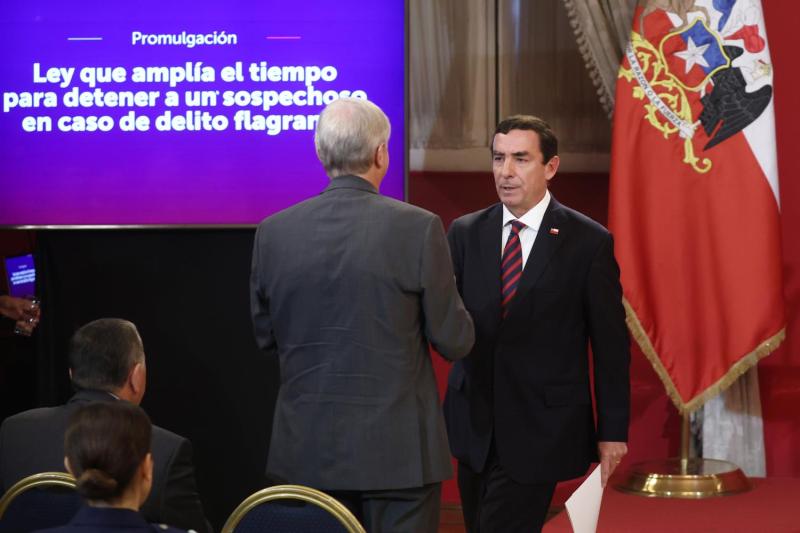 Cadem: 77% desaprueba gestión del ministro Rabat por rebaja de condenas y 64% rechaza que siga en el cargo