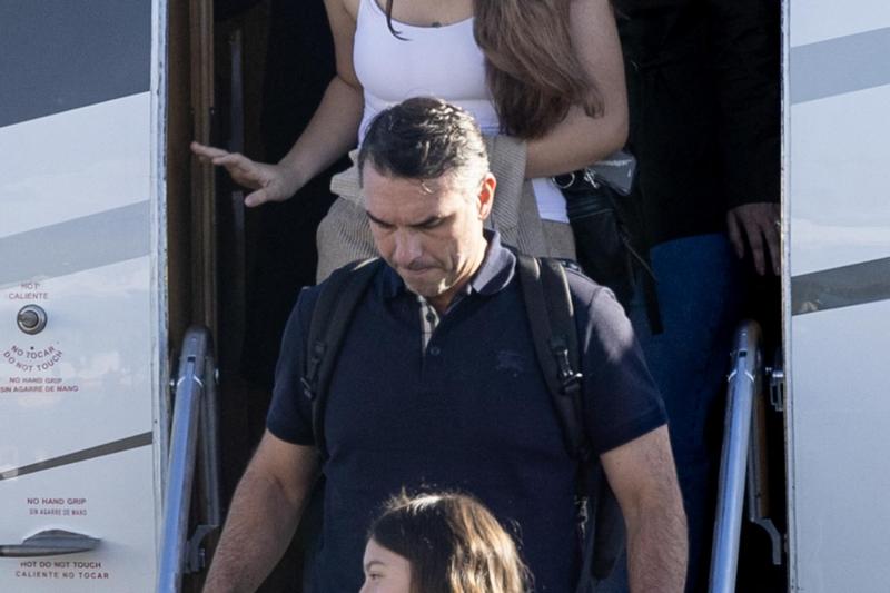 AFP - Flávio Bolsonaro llegando con su familia a Miami este miércoles