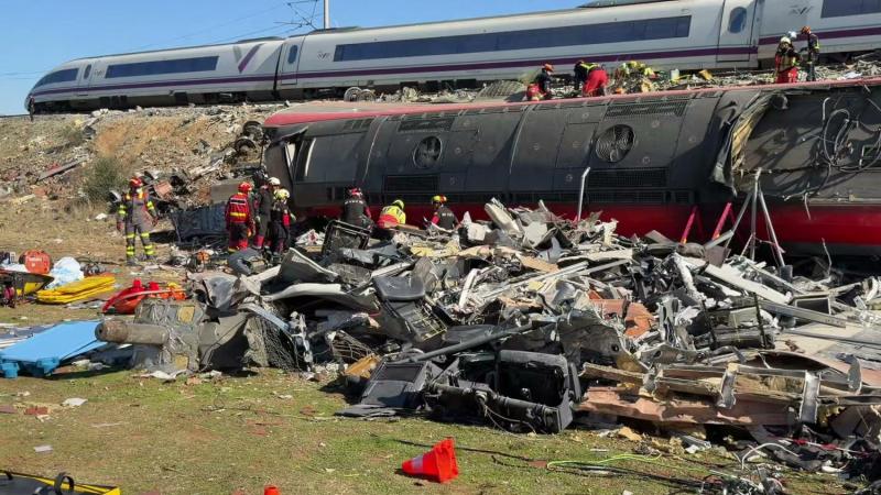 AFP - Suben a 68 los muertos por choque de trenes en España