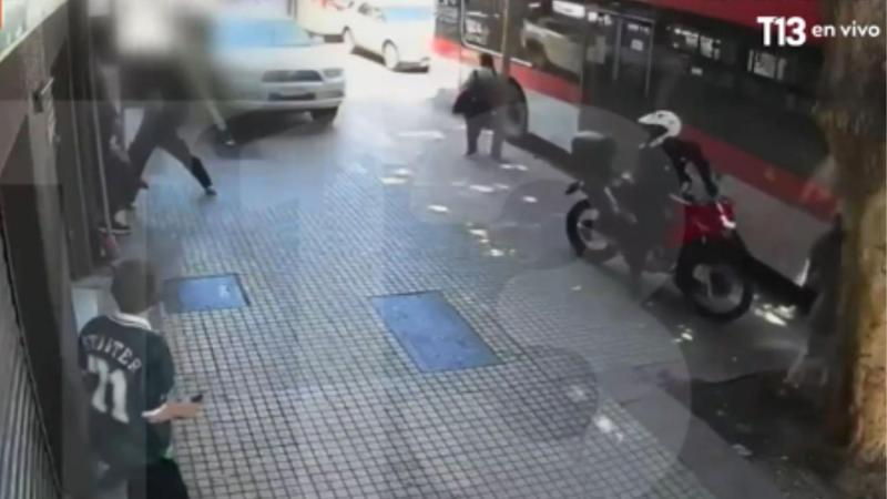 T13 - Persecución en Las Condes: delincuentes se subieron a la vereda para huir y atropellaron a trabajador