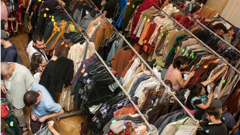 Teatro Municipal de Santiago realiza venta de vestuario y utilería