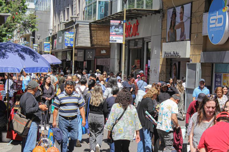 Dos feriados seguidos: ¿abrirán los supermercados y malls este fin de semana? - Agencia Uno