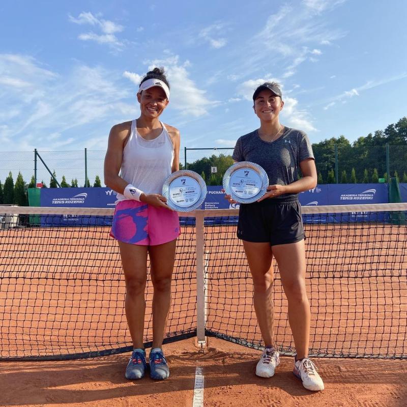 Bárbara Gatica junto a Rebeca Pereira