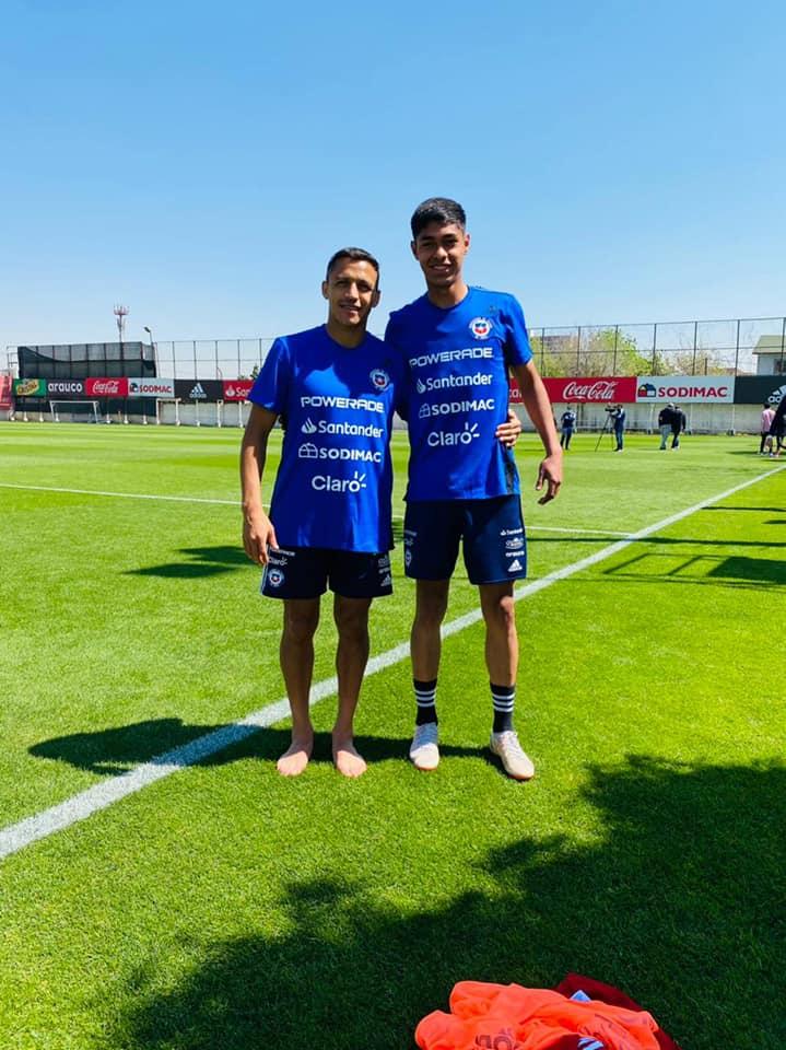 Dario Osorio con Alexis Sánchez