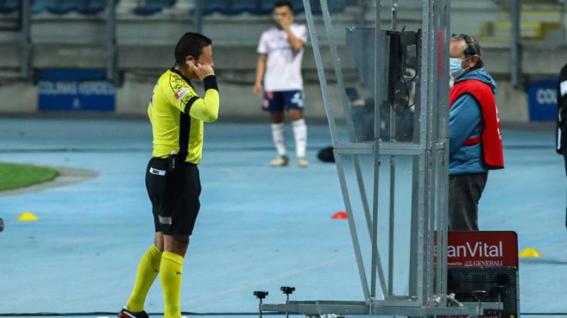 Árbitro viendo el VAR en Chile.