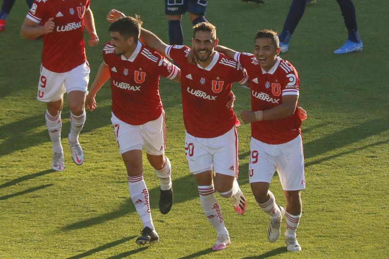 Joaquín Larrivey junto a Luis Casanova y Nicolás Guerra (Agencia Uno)