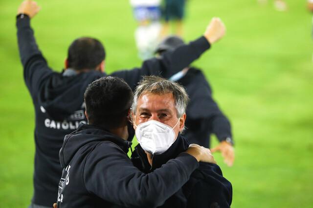 Ariel Holan celebrando el primer tricampeonato de la historia de Universidad Católica.